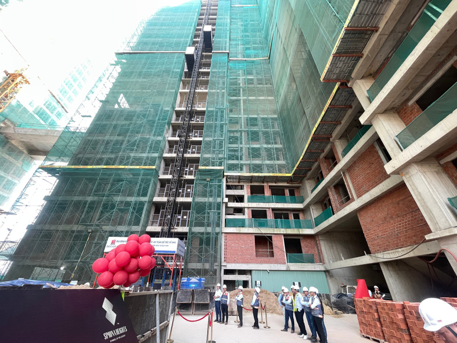Tiến độ thi công dự án Simona Heights Quy Nhơn năm 2026, công trình đang xây dựng với giàn giáo và đội ngũ kỹ sư kiểm tra tại công trường