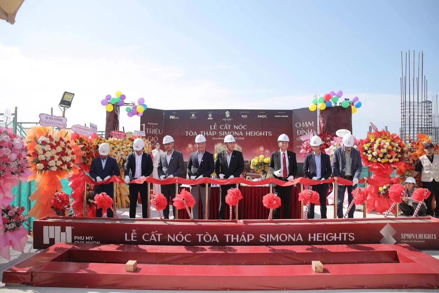 Lễ cất nóc tòa tháp Simona Heights Quy Nhơn tháng 1 năm 2026 với sự tham gia của chủ đầu tư và đối tác