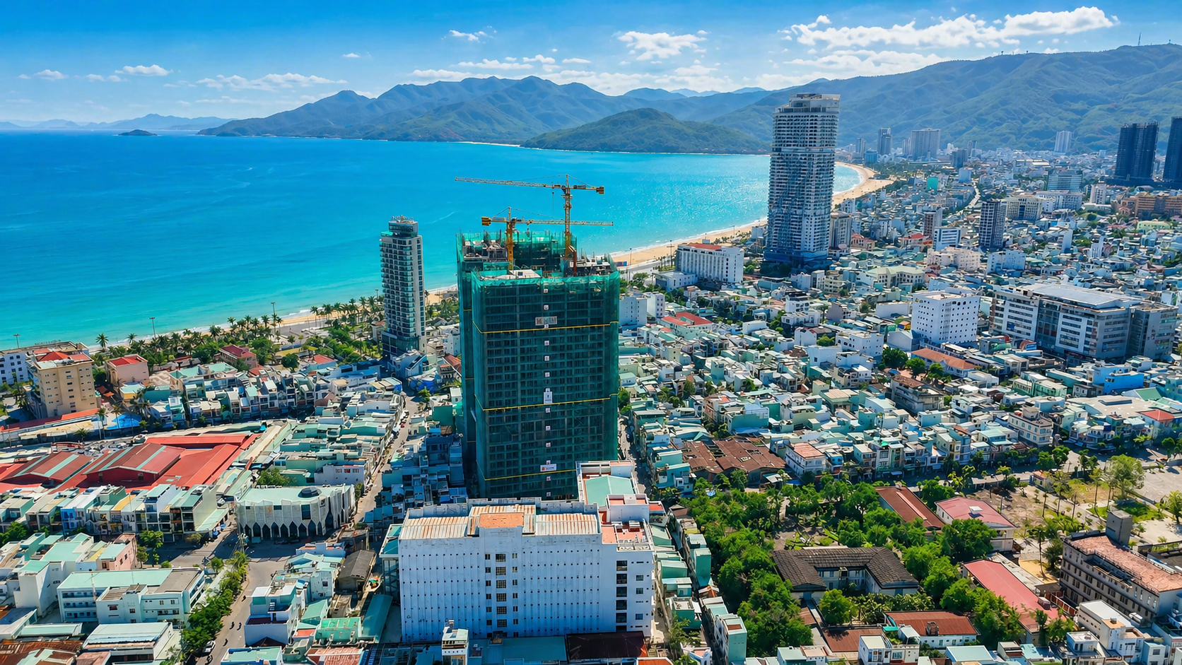 Hình ảnh tiến độ thi công dự án căn hộ Simona Heights Quy Nhơn tọa lạc tại trung tâm thành phố, gần biển. Dự án gồm 2 tòa tháp cao tầng hiện đại, đang trong giai đoạn hoàn thiện, sở hữu tầm nhìn hướng biển và thành phố, phù hợp để ở và đầu tư cho thuê.