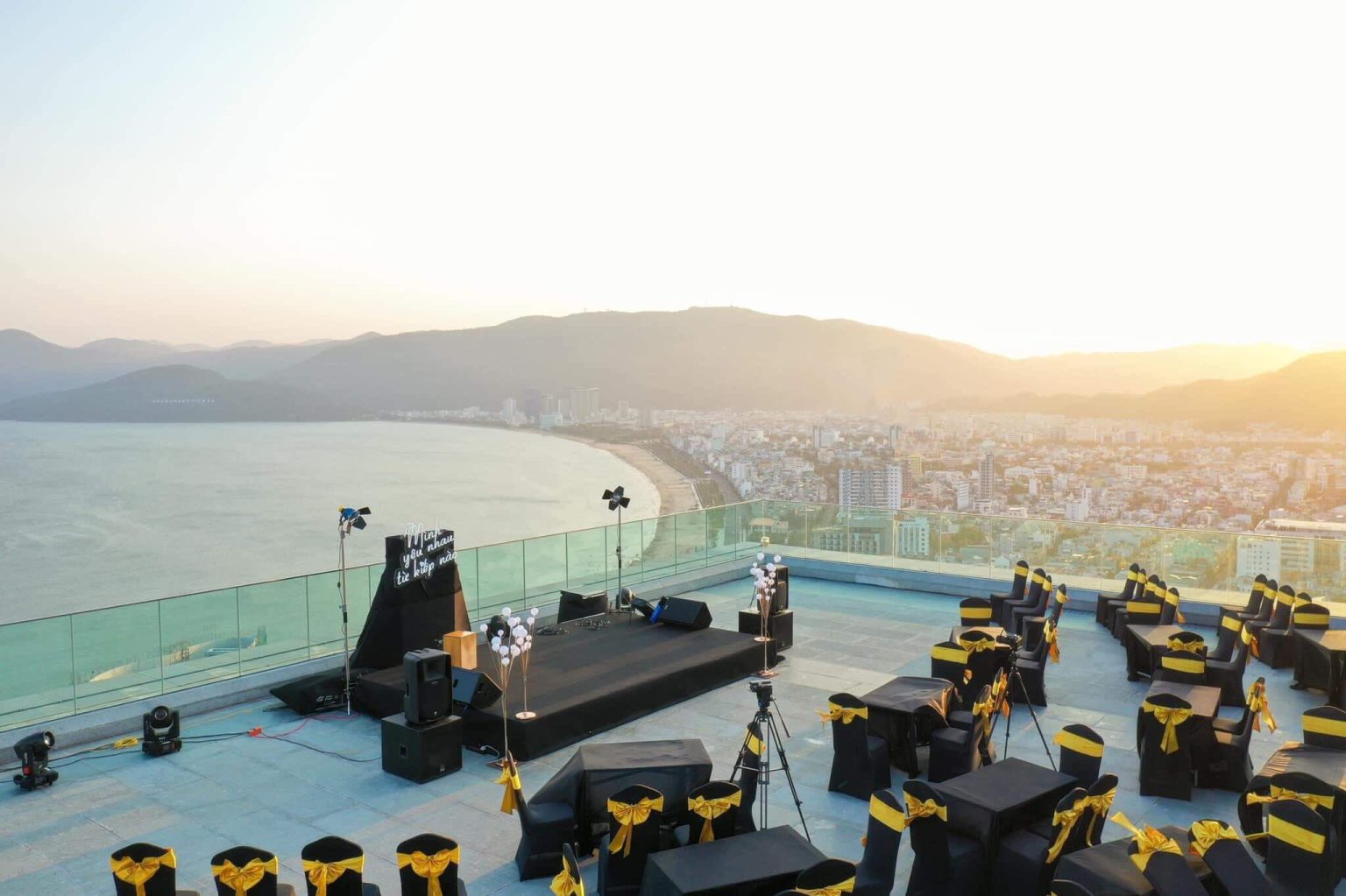 Đêm nhạc thăng hoa tại Sky Bar tầng thượng Altara Residences Quy Nhơn