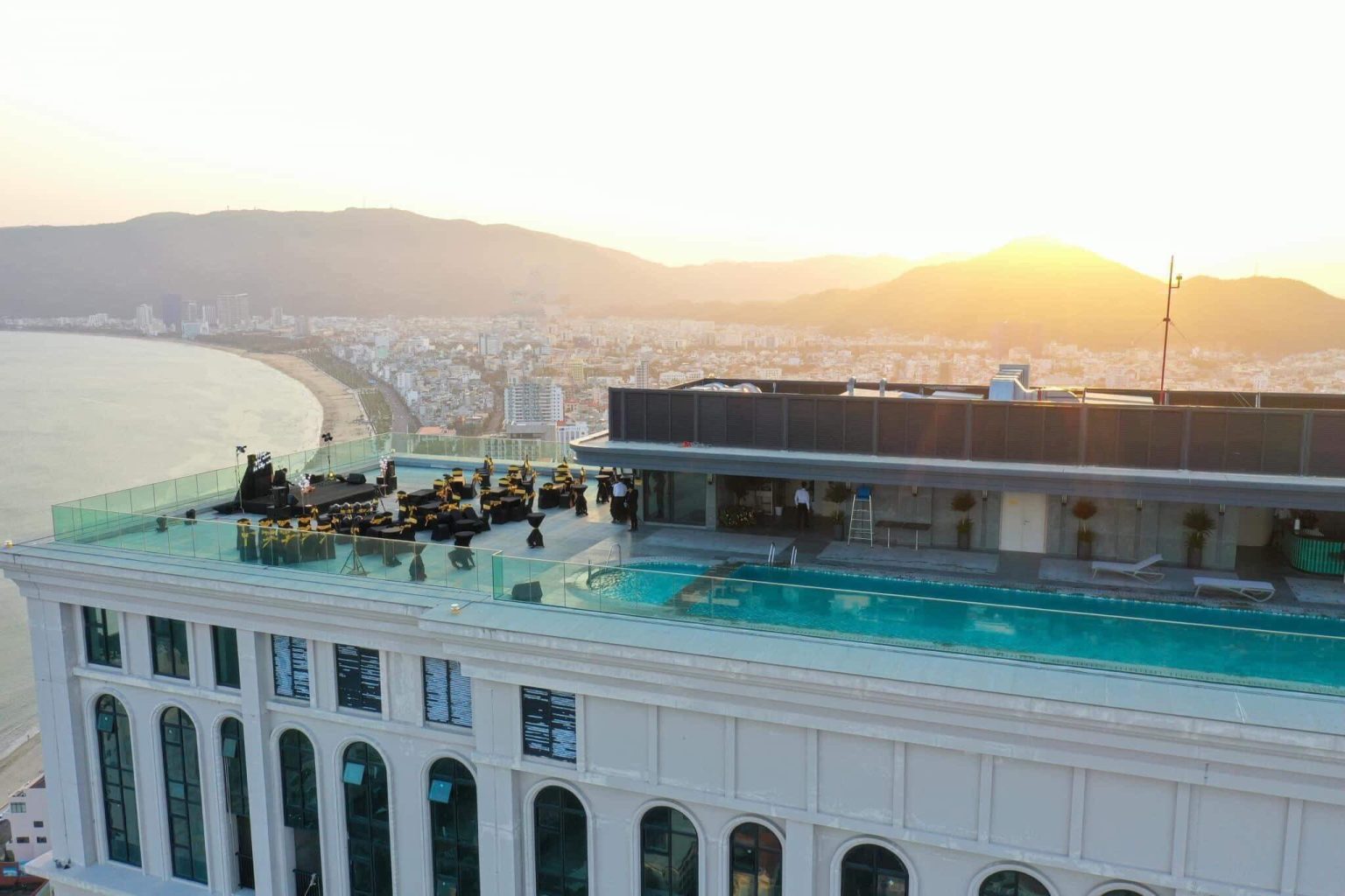 Bể bơi vô cực tầng thượng căn hộ Altara Residences Quy Nhơn