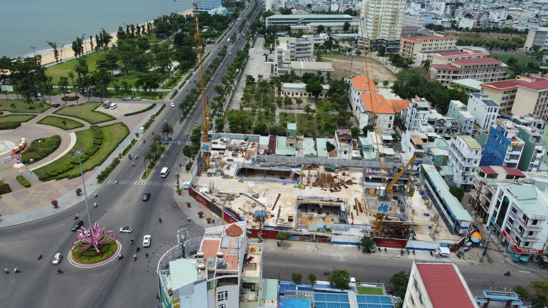 Hai can cau thap hoat dong tai cong truong Q Terra Quy Nhon thang 08 2026