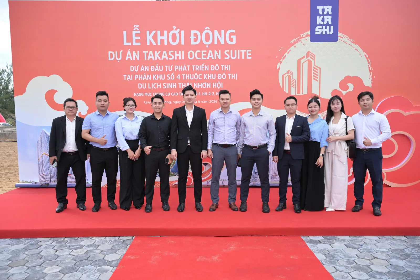 Doi ngu Tan Phu Thinh tham du le khoi dong du an Takashi Ocean Suite