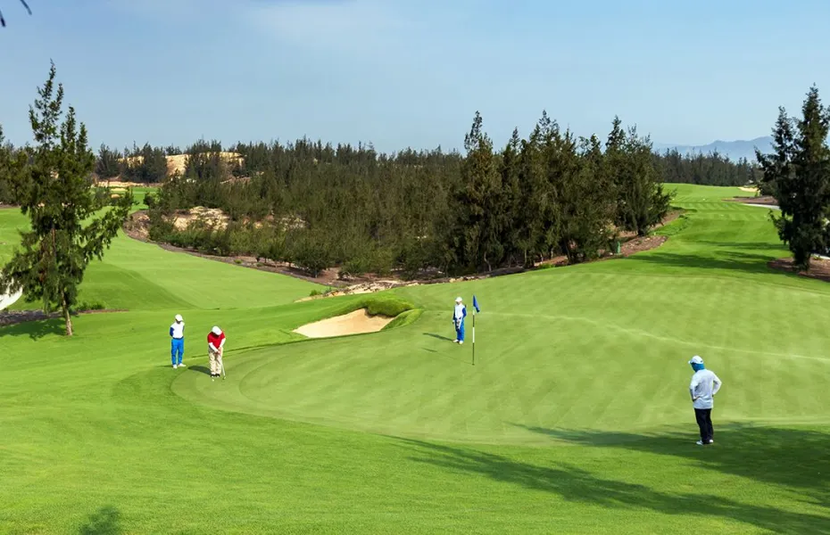 Golfer trên sân golf Nhơn Hội Quy Nhơn - ảnh minh họa bối cảnh Khu biệt thự du lịch Học viện Golf