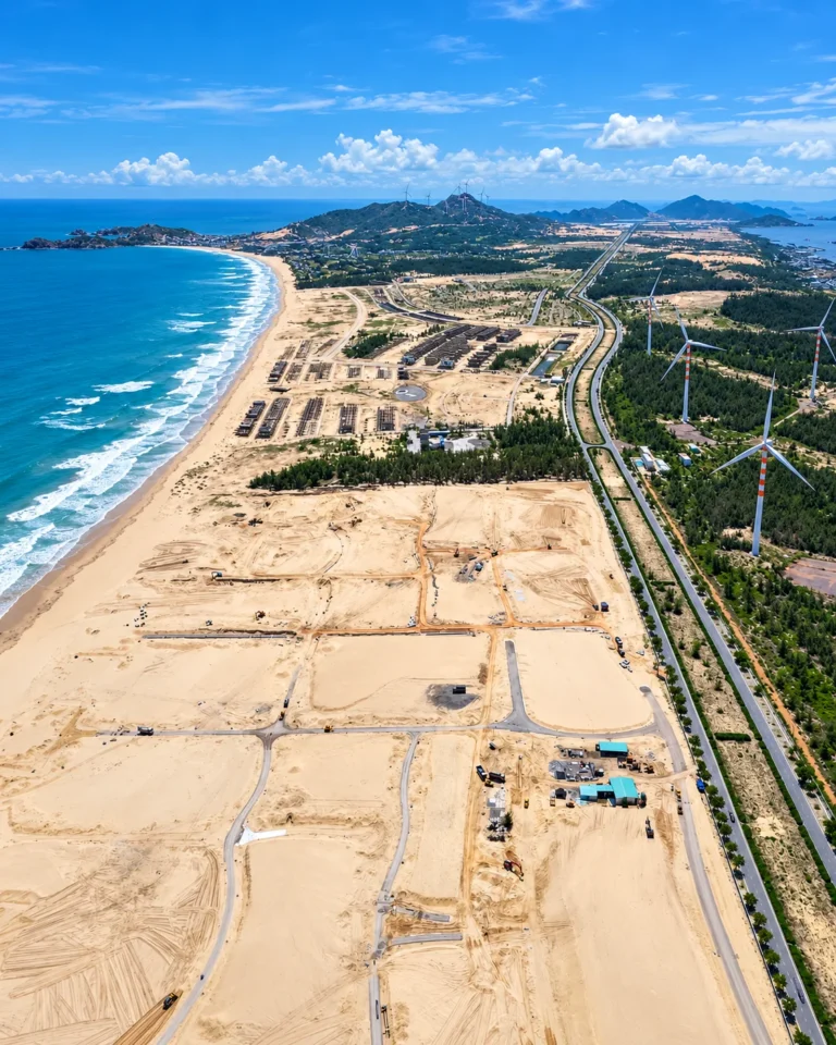 Toàn cảnh bãi biển và công trường FUJIA Beach Onsen Resort tháng 10 năm 2026