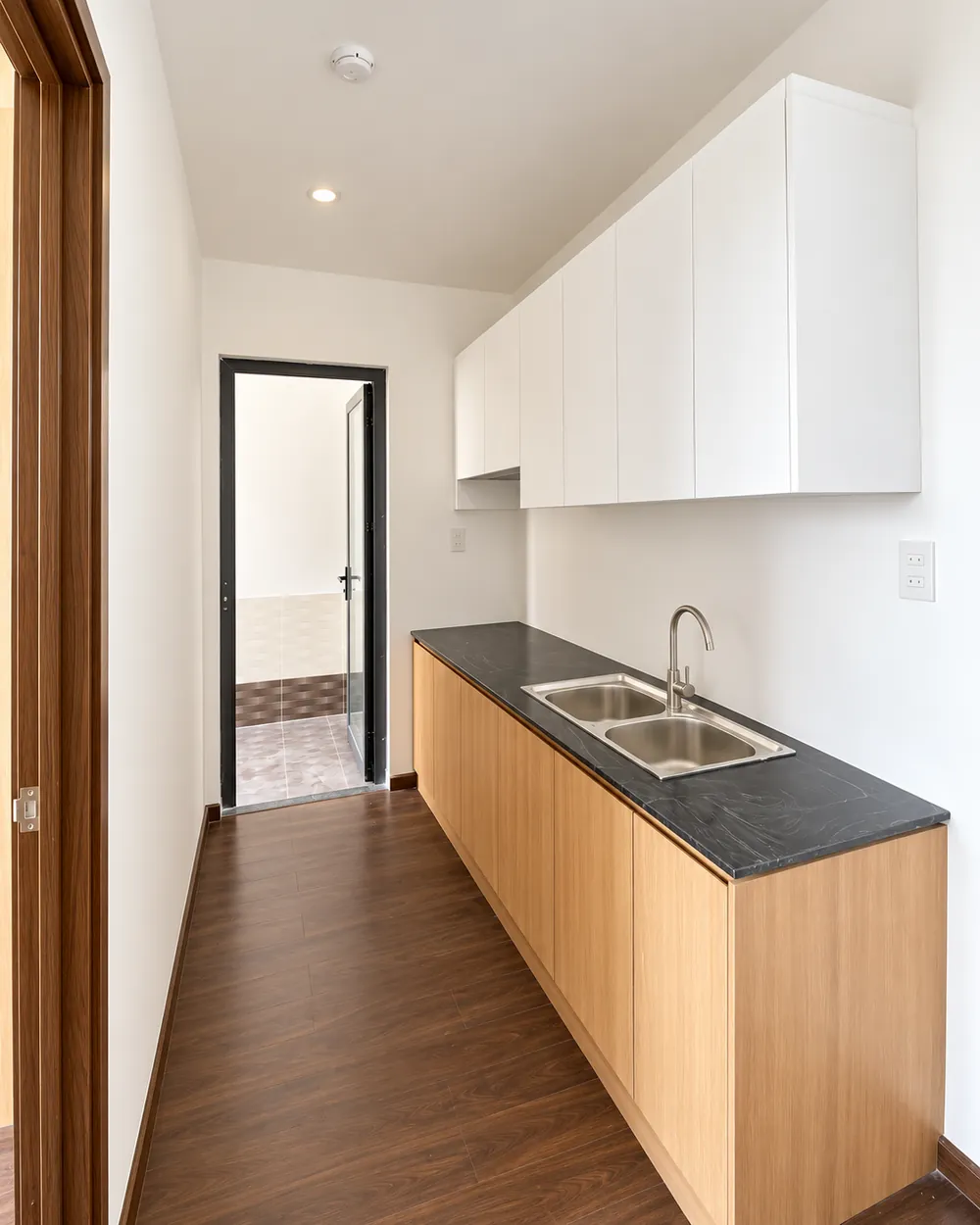 Khu bếp và hệ tủ bếp căn hộ 2PN Garden Tower Quy Nhơn