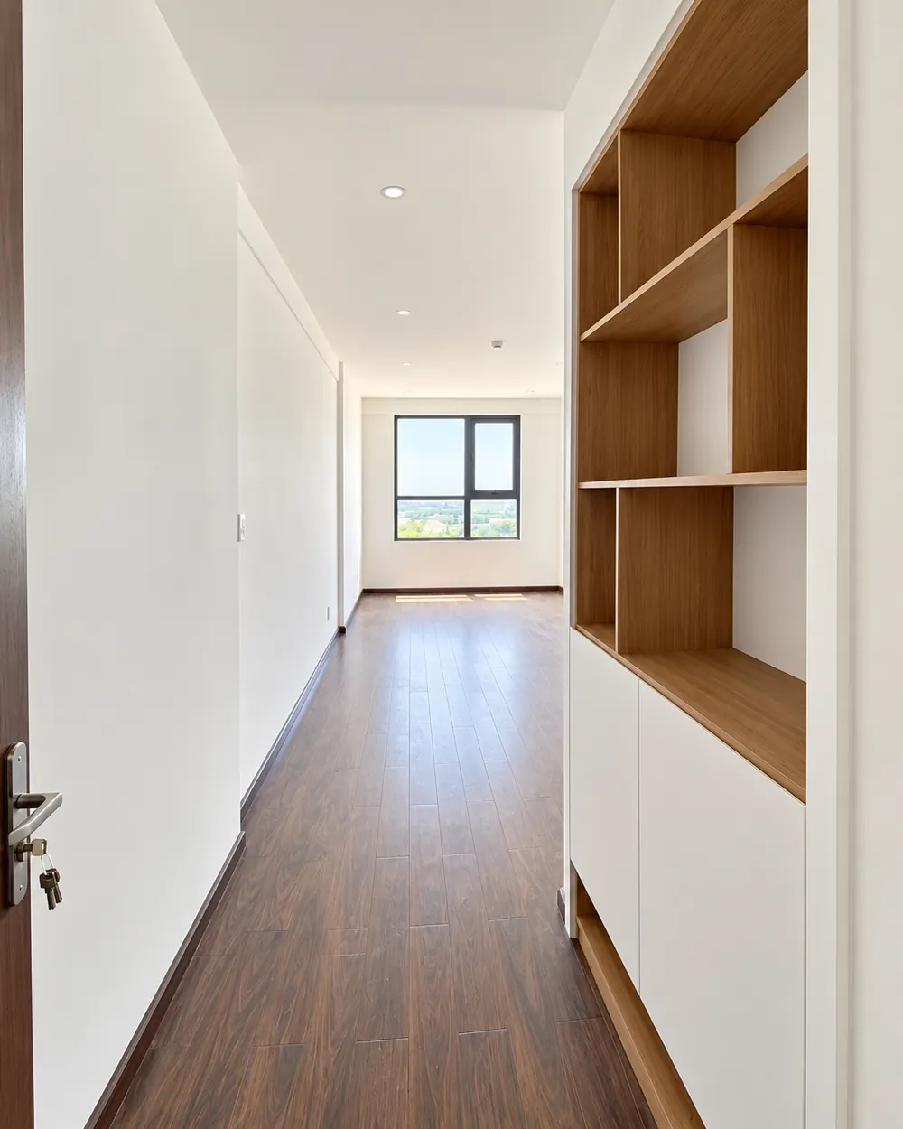 Lối vào căn hộ 2PN Garden Tower Quy Nhơn và hệ tủ gỗ