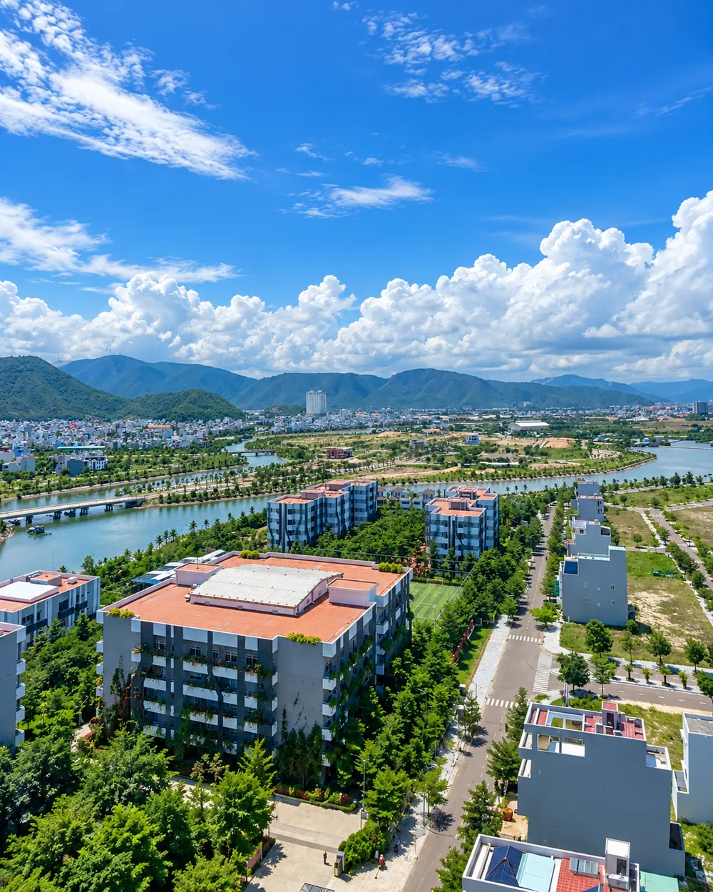 Hướng nhìn Đại học FPT Quy Nhơn từ cửa sổ căn hộ Garden Tower